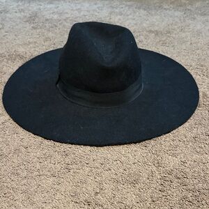 Elegant Black Wide-Brim Felt Hat